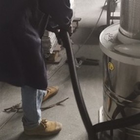 江（jiāng）蘇泰州某鋁製品加工廠使用我司氣動（dòng）防爆吸塵器